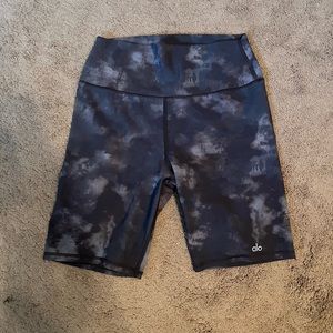 Alo Yoga High-Waist Biker Short in Size L